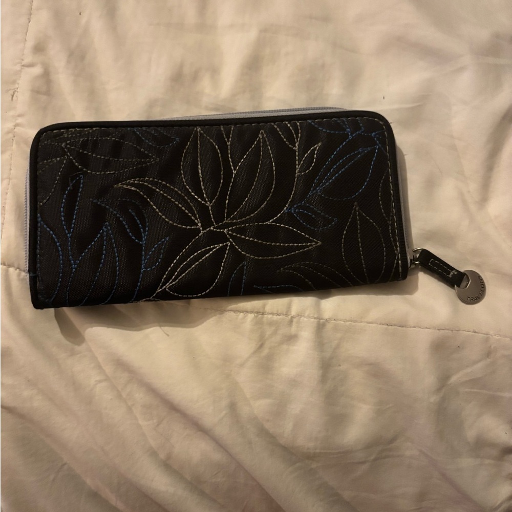 Travelon RFID Blocking Wallet with Leaf Design - Picture 7 of 16